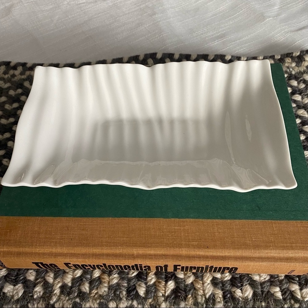 White porcelain snack bowl​​​​​​​​​​
